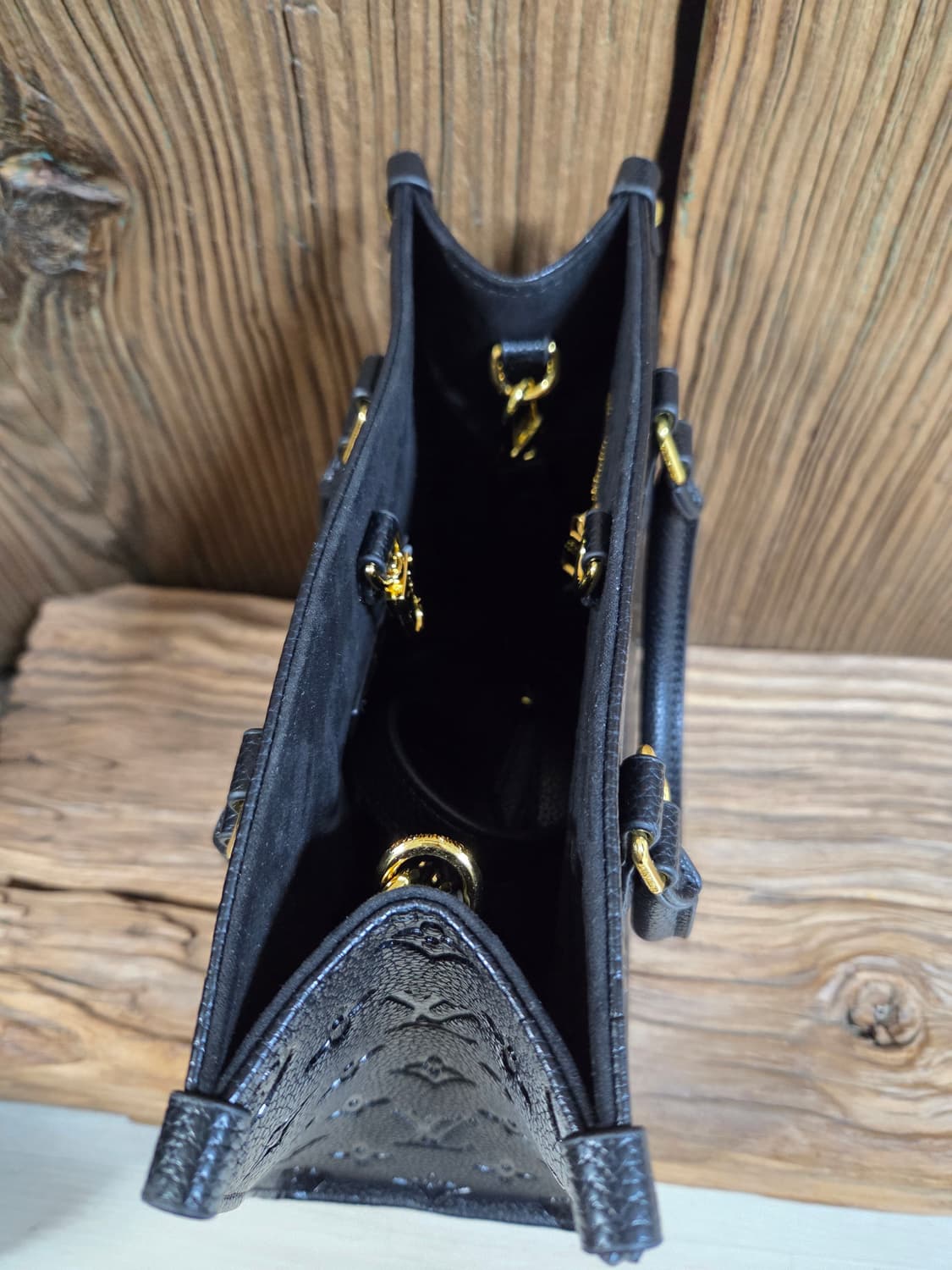 루이비통 온더고 PM 블랙 앙프랑트 토트백 상품이미지7