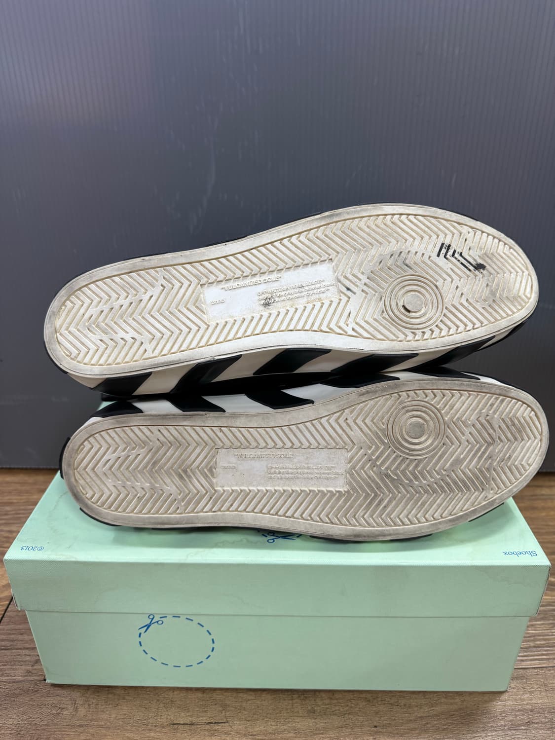 오프화이트 미드탑 스니커즈 상품이미지4