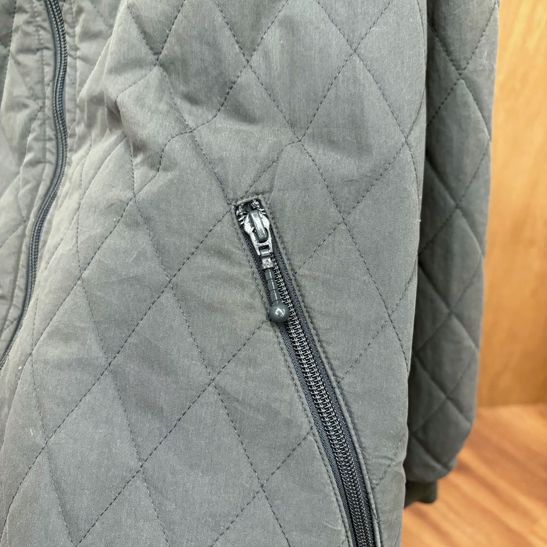 라코스테 리버시블 자켓 퀄팅 패턴 솔리드 메탈 로고 디테일 카키 블랙 상품이미지9