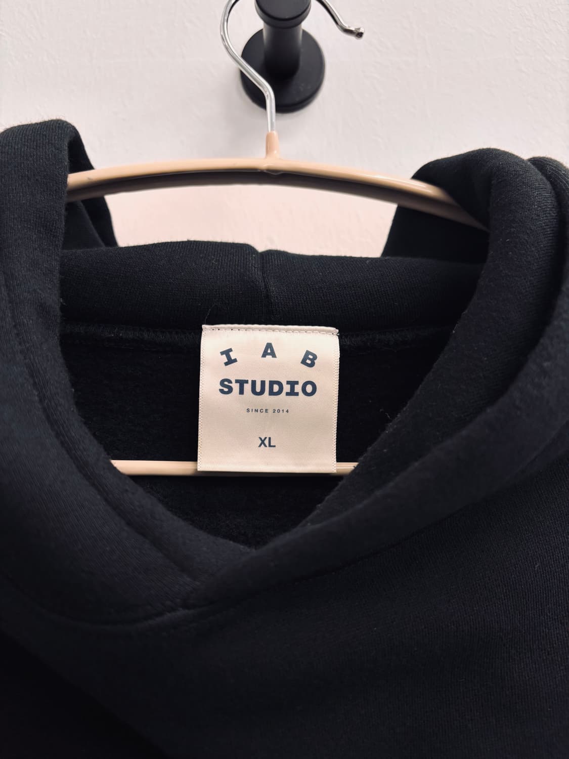 아이앱 스튜디오(IAB STUDIO) 시그니처 로고 후드 블랙 상품이미지3