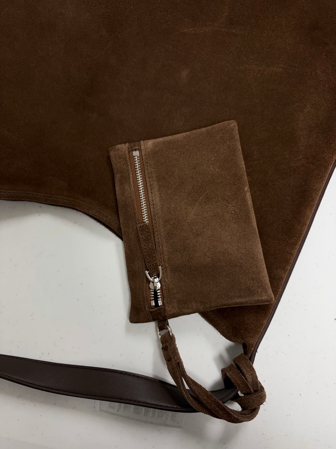 로서울 펄피 크로스바디 호보백 스웨이드 팝니다 상품이미지4