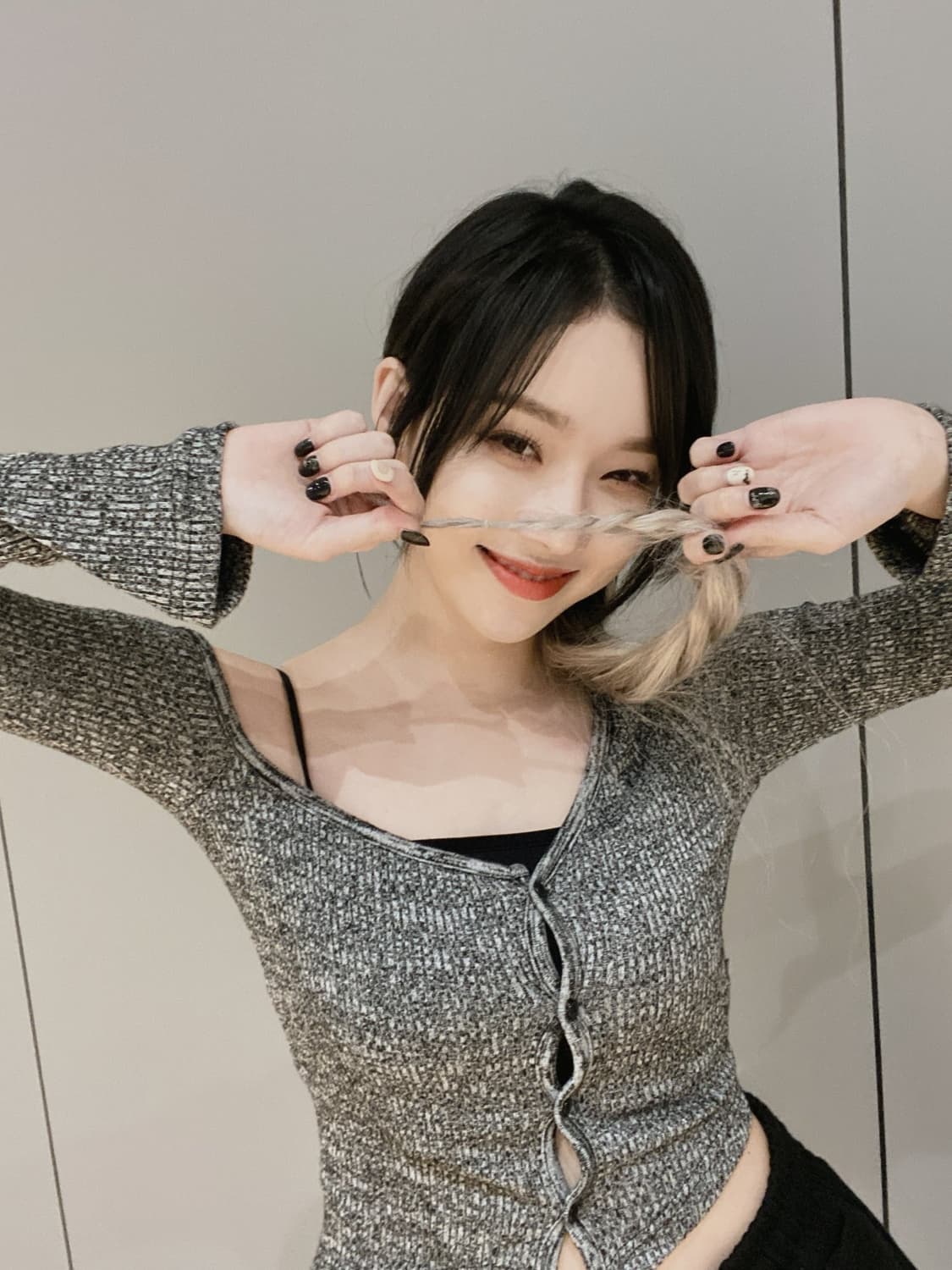 쓰리타임즈 원숄더버튼티 차콜 상품이미지1