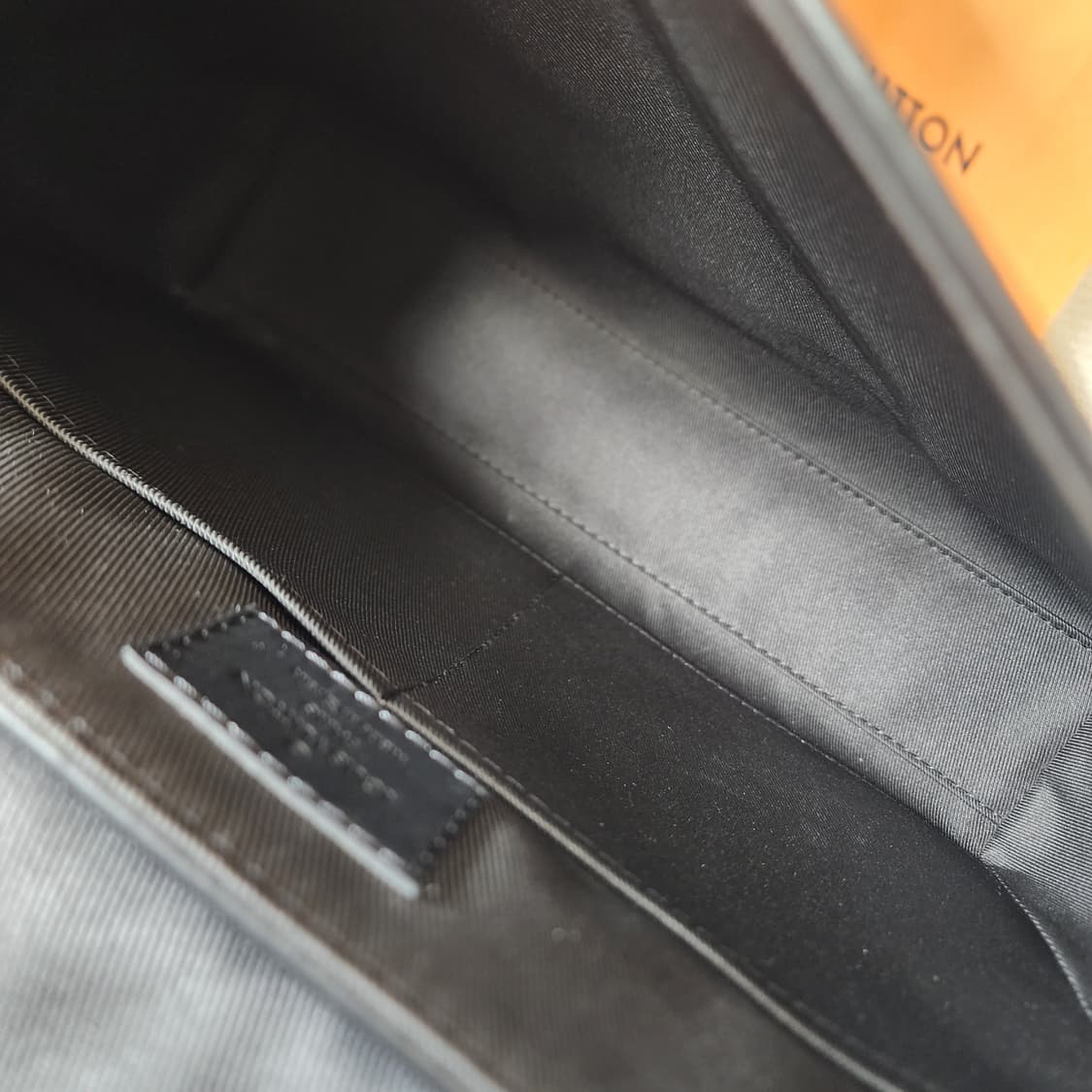 전시품급 루이비통 토뤼옹 에어로그램 메신저백 블랙 상품이미지9
