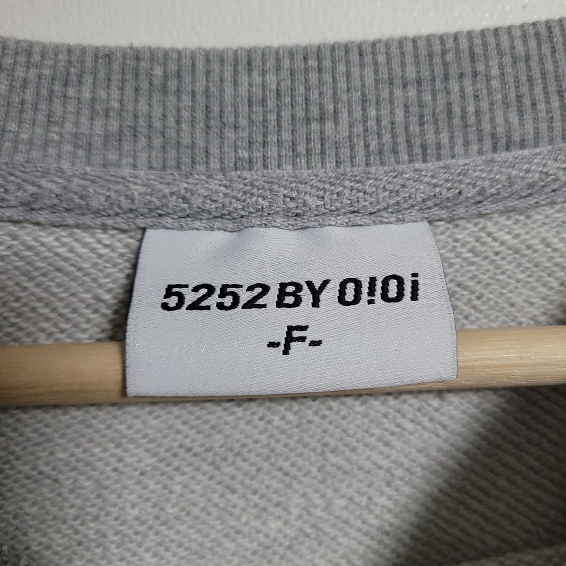 (F) 0!0i 오아이오아이 회색 기모 맨투맨 티셔츠 상품이미지2