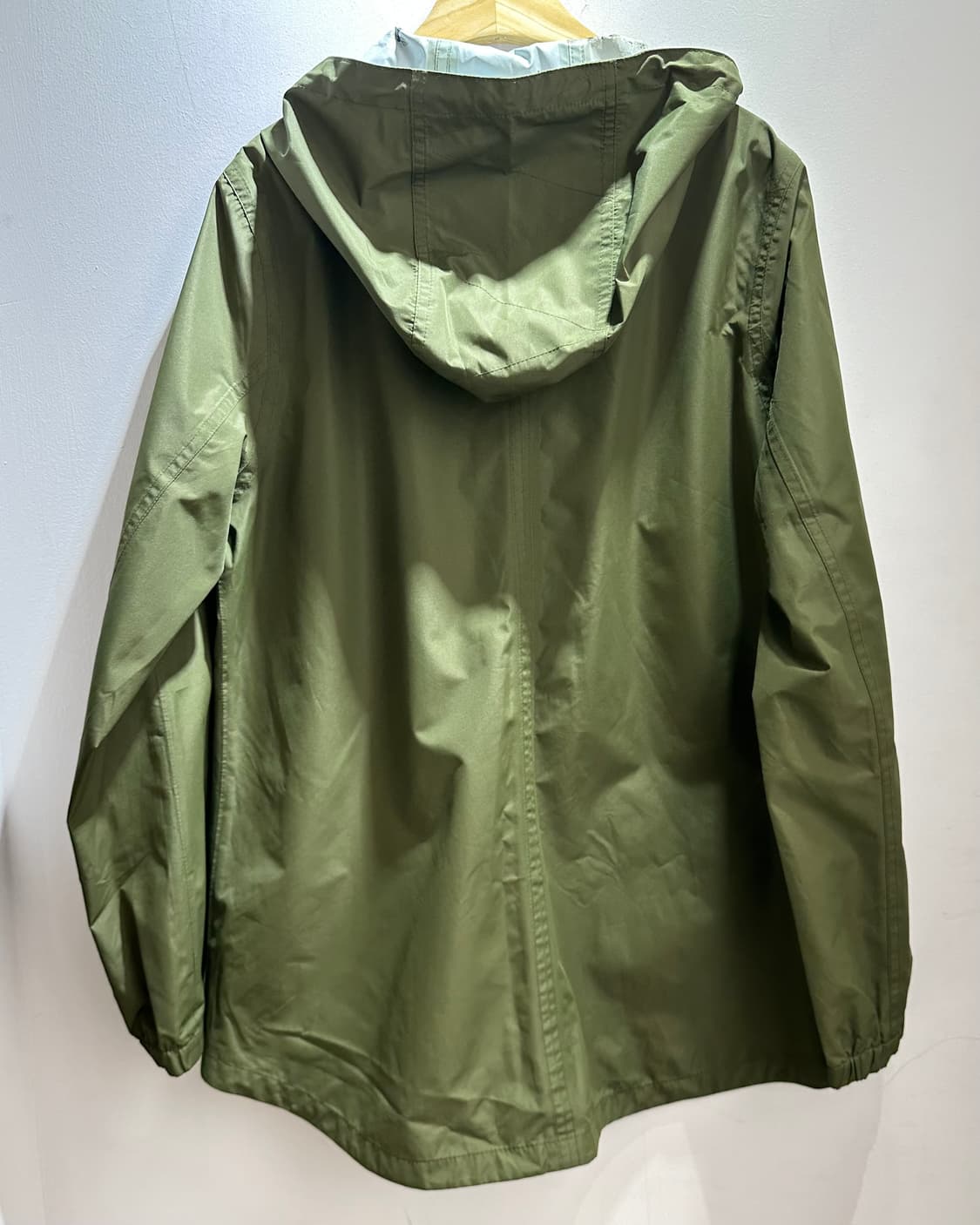 40 바버 절개 디테일 카키 나일론 후드자켓 상품이미지3