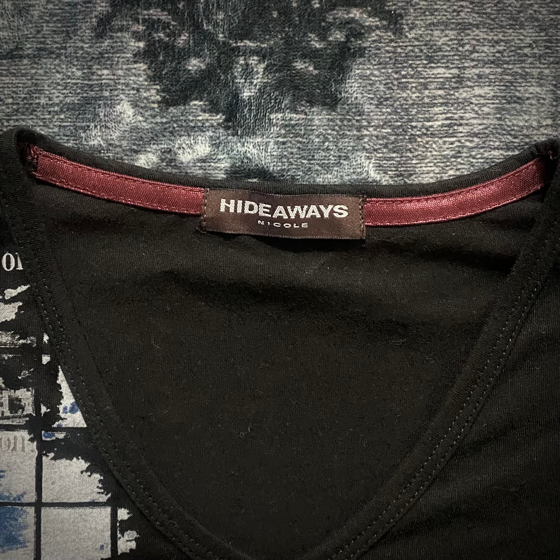 ‘HIDEAWAYS’ V-Kei Mood T-Shirt 상품이미지4