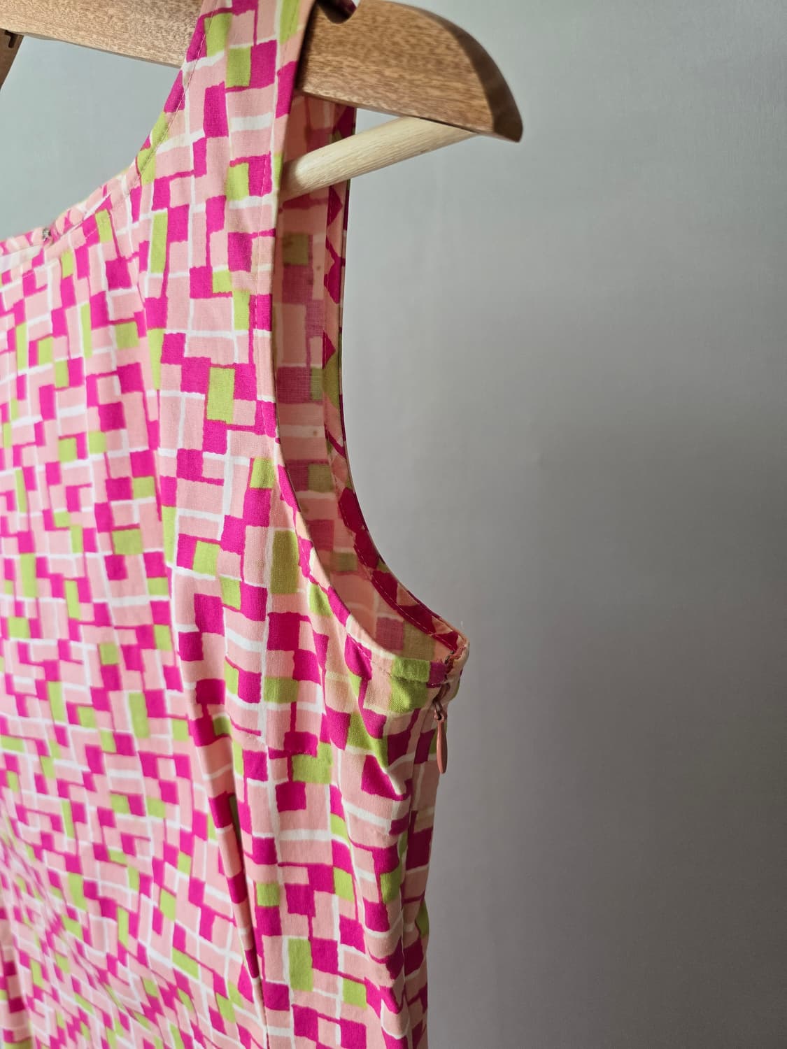 나이스클랍 레트로 패턴 슬리브리스 원피스 상품이미지4