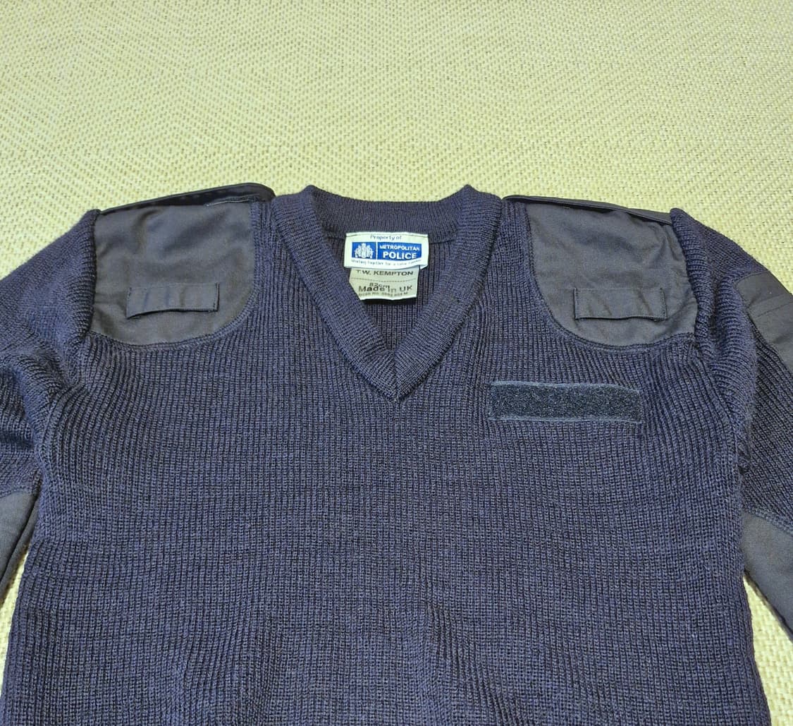 런던 경찰 스웨터 새상품급 상품이미지2