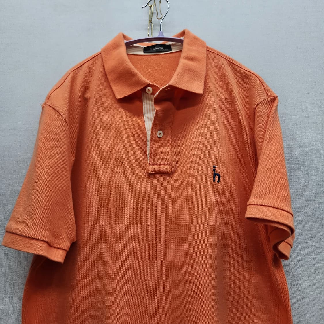 헤지스 로고자수 반팔카라 100(L) 상품이미지2