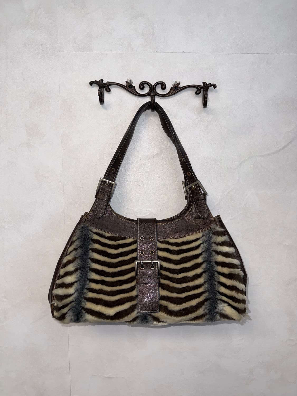 Brown y2k fur buckle shoulder bag 상품이미지1