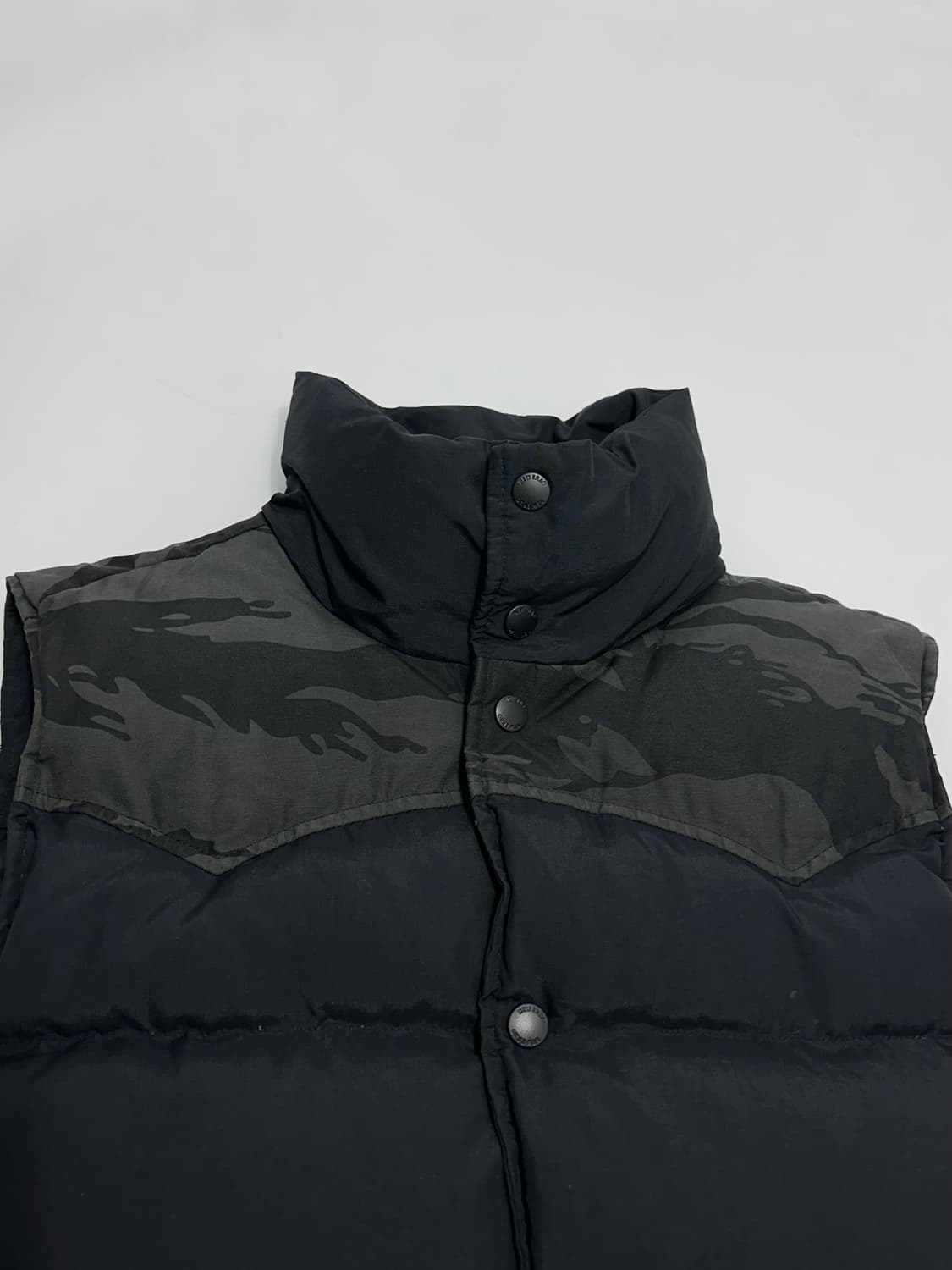 뉴에라 타이거 카모 덕다운 패딩 조끼 상품이미지2