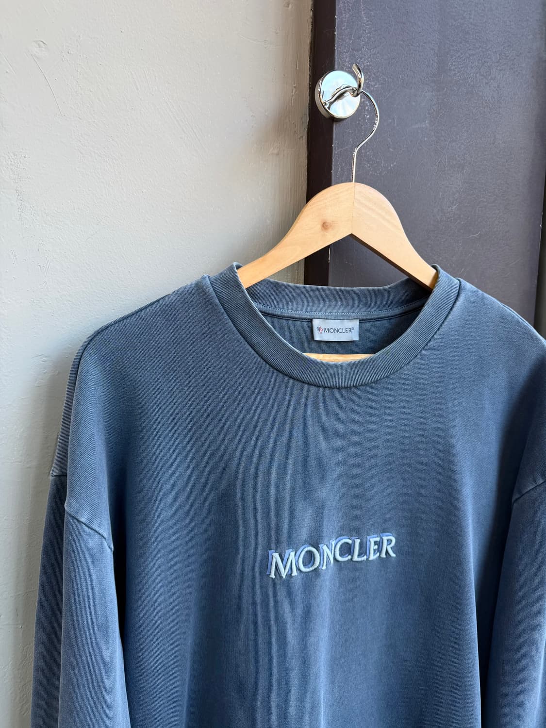 XXL/ 몽클레어 가먼트다잉 프론트로고 맨투맨 상품이미지4