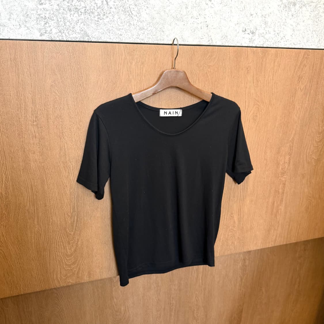 나인 라운드넥 반팔 티셔츠 무지 디테일 레귤러핏 블랙 상품이미지1