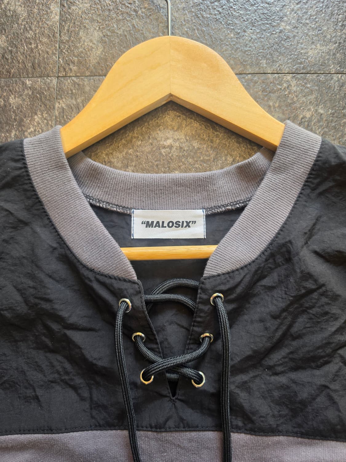 MALOSIX 브랜드의 레이스업 롱 슬리브 티셔츠 상품이미지2