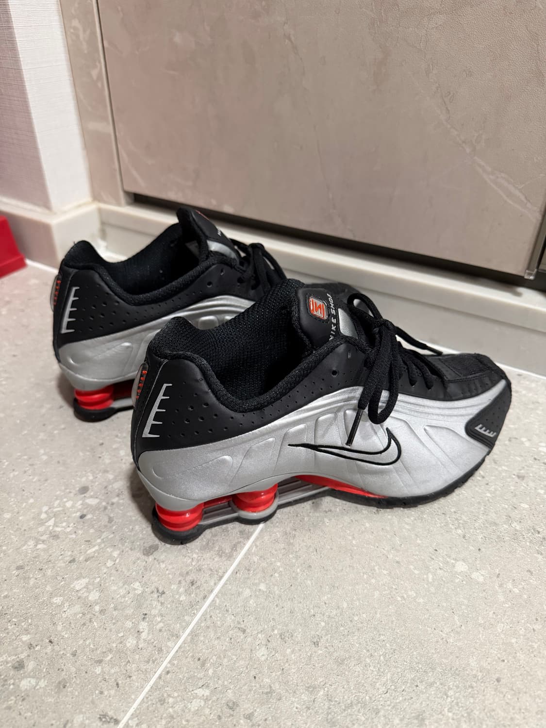 나이키 샥스 r4 메탈릭실버레드 240 상품이미지3