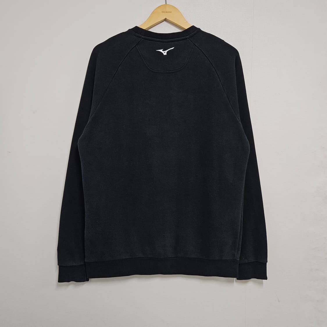 L 100 미즈노 카모 로고 맨투맨 블랙 상품이미지4