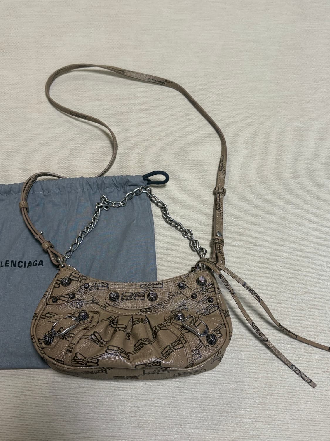 발렌시아가 르카골 체인 미니백 BB 모노그램 베이지 상품이미지1