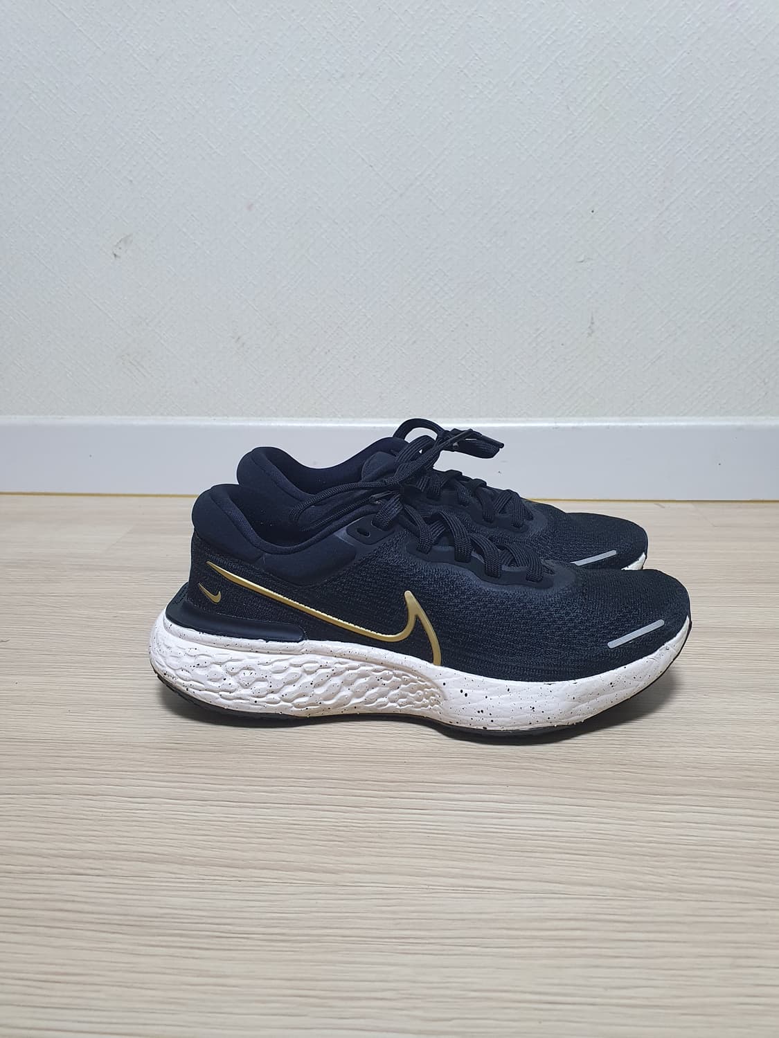 나이키 줌X 인빈서블 런 블랙 골드 265 상품이미지1