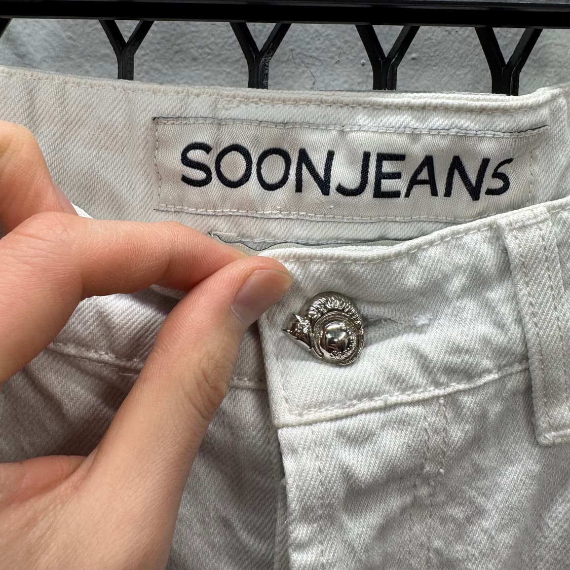 순진 칸디아니 데님 팬츠 전면 달팽이 버튼 포인트 화이트청 상품이미지5