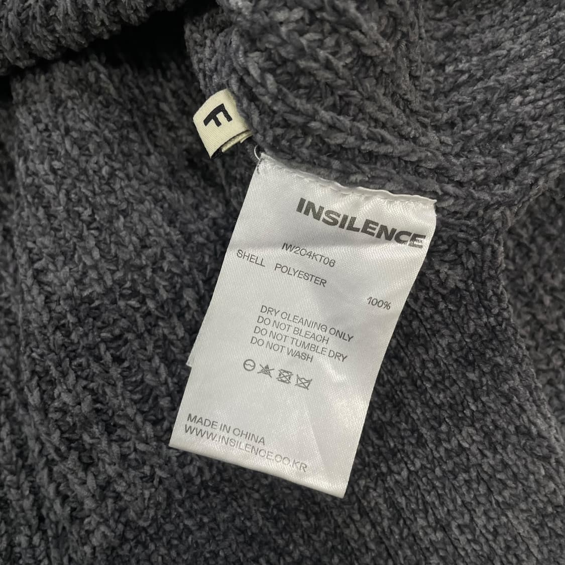 인사일런스 벨로아 얀 크루넥 니트 차콜 상품이미지6