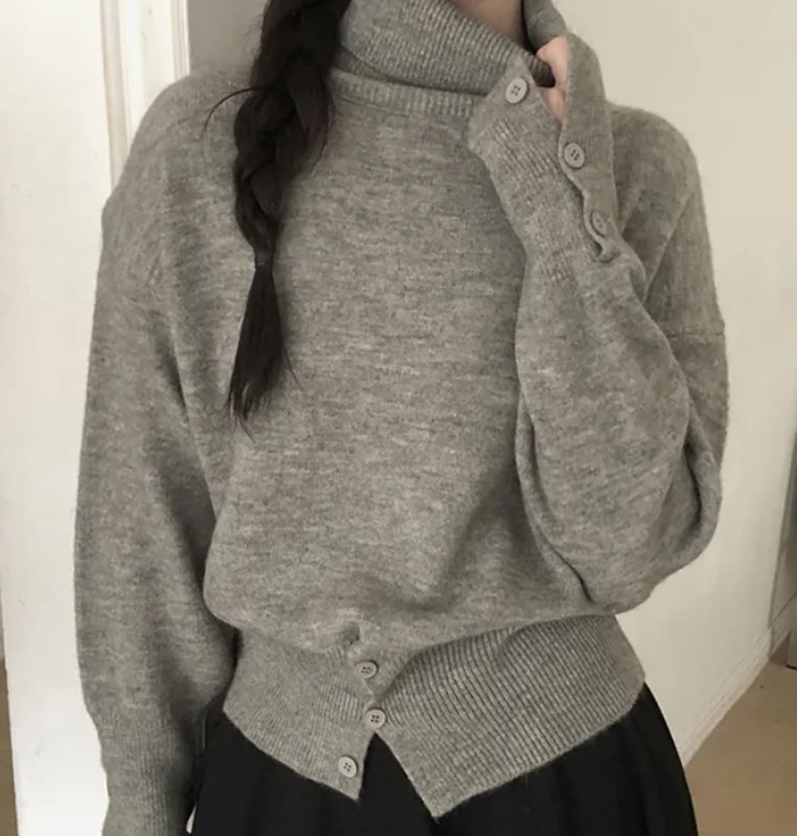 그레이 터틀넥 폴라 버튼 니트  상품이미지1