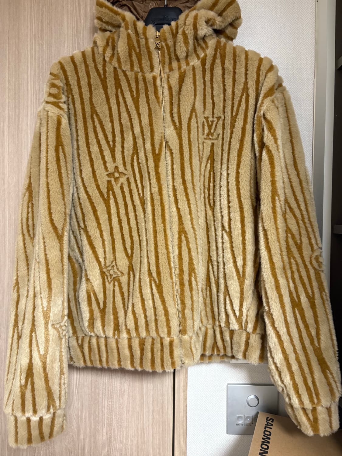 루이비통 백화점판 퍼 플리스 후디드 자켓 상품이미지2