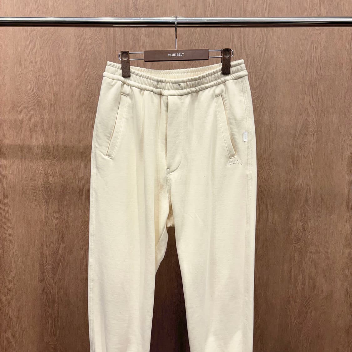 준지 조거 팬츠 톤온톤 로고 자수 허리 밴딩 포켓 탭 디테일 아이보리 상품이미지4
