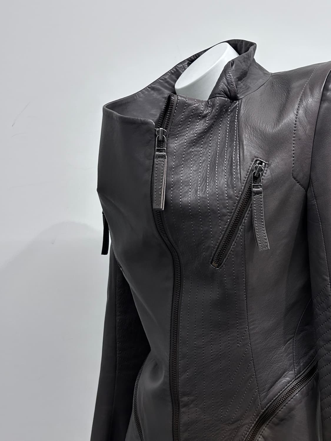 오브제 사선 드레이프 램스킨 자켓 상품이미지4