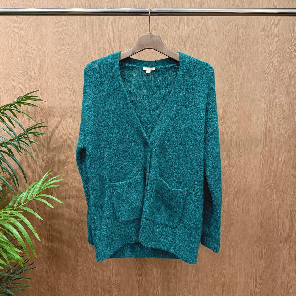 코스 브이넥 긴팔 니트 가디건 패치 포켓 디테일 루즈핏 그린 상품이미지1