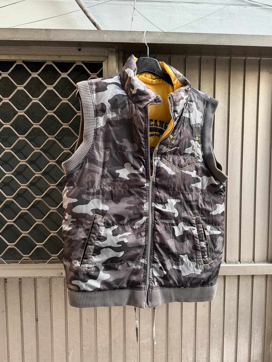 GUESS reversible camo yellow vest 상품이미지1
