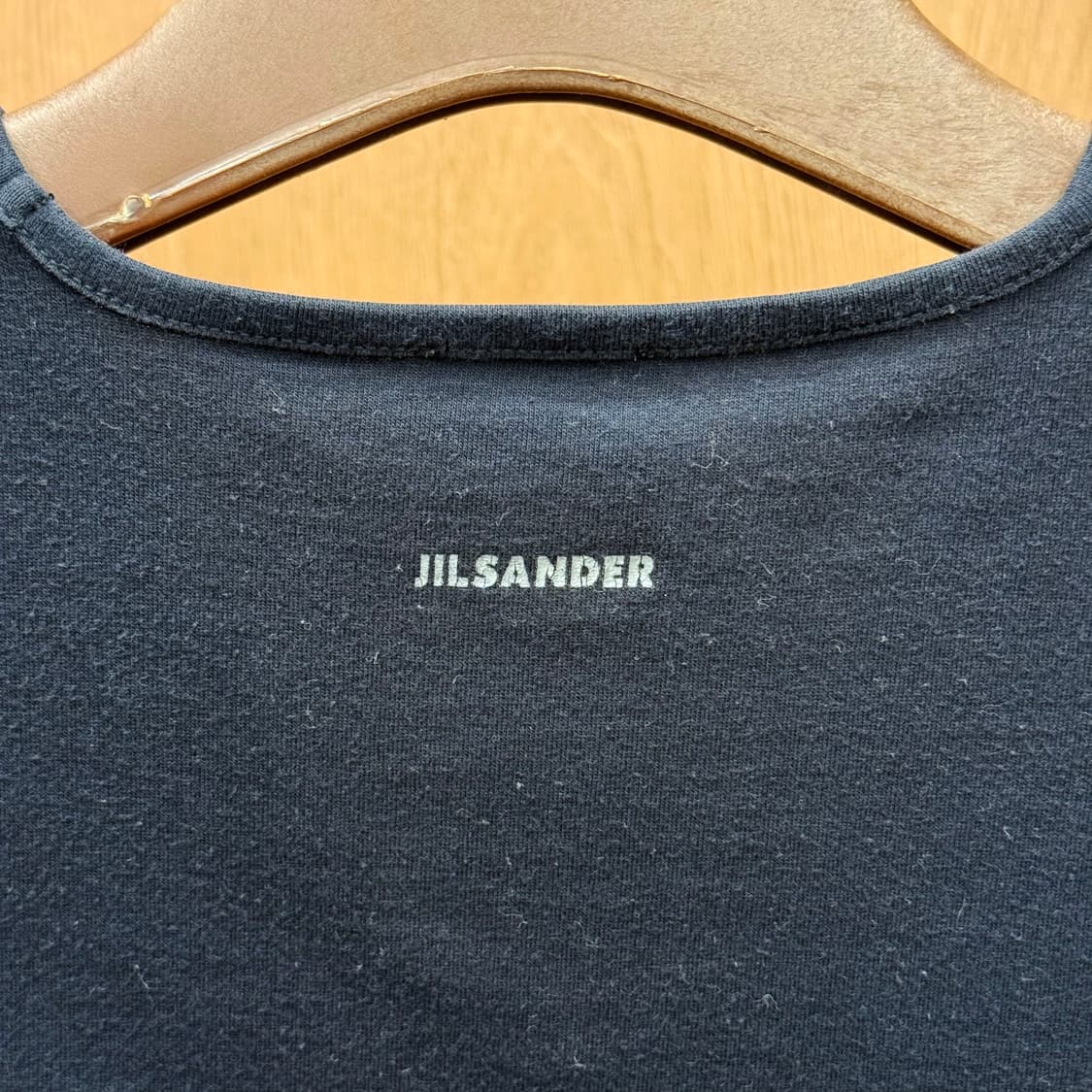 질샌더 브이넥 코튼 반팔 티셔츠 미니멀 백로고 디테일 블랙 상품이미지6