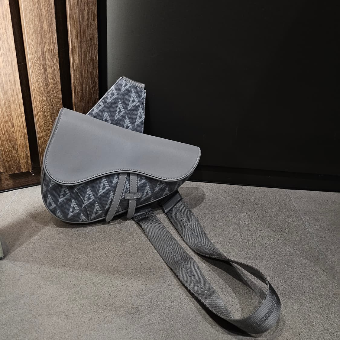 디올 새들백 CD 다이아몬드 캔버스 스무스 카프스킨 그레이 새들백 상품이미지4