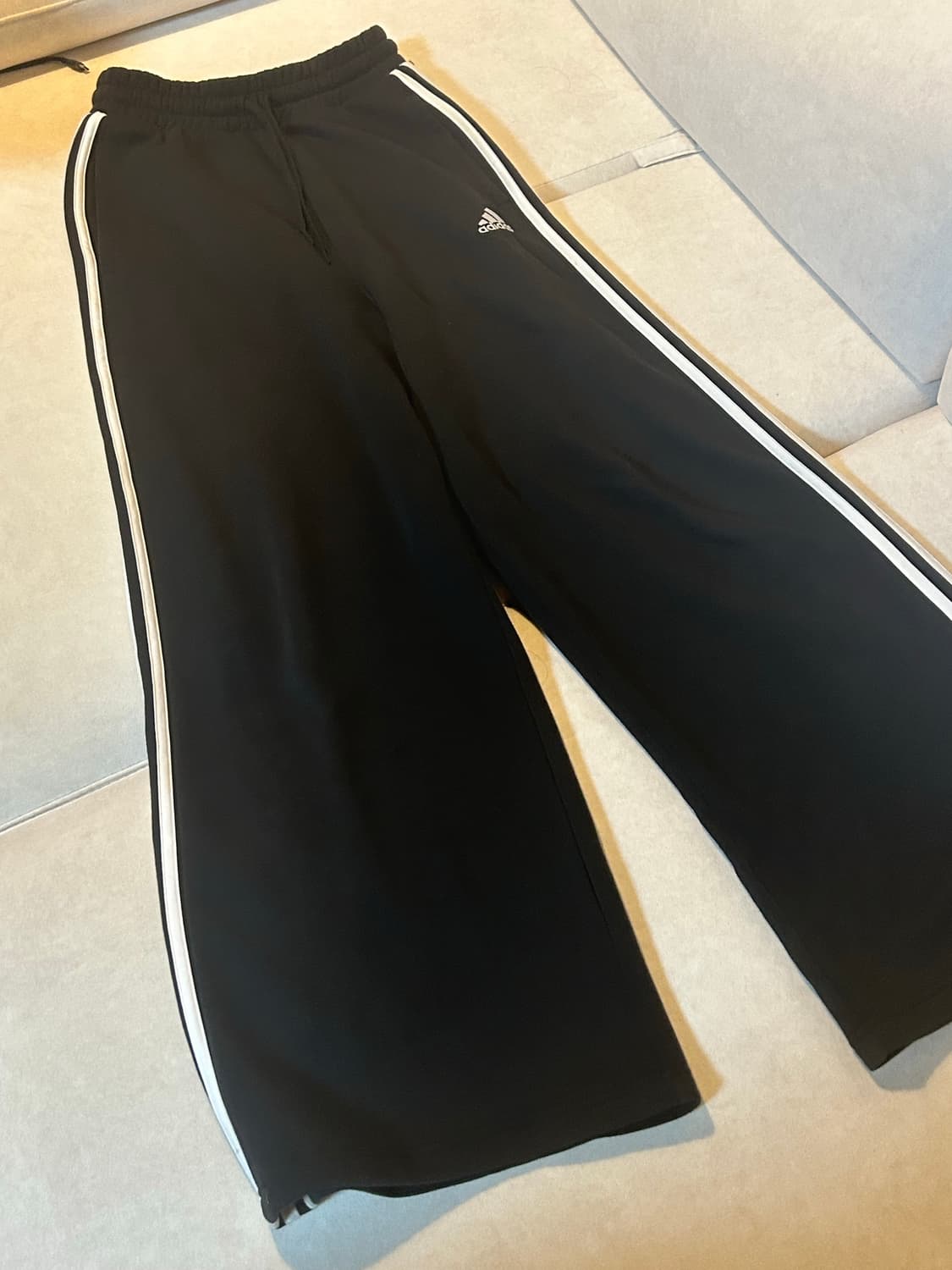 아디다스 에센셜 삼선 프렌치 테리 와이드 팬츠 블랙 상품이미지1