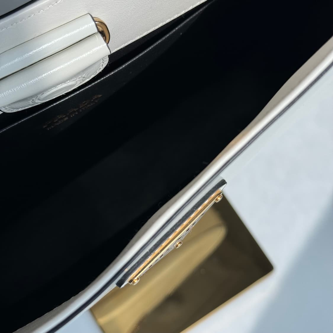 신상, 새상품 프라다 사피아노 레더 화이트 클레오백 상품이미지9