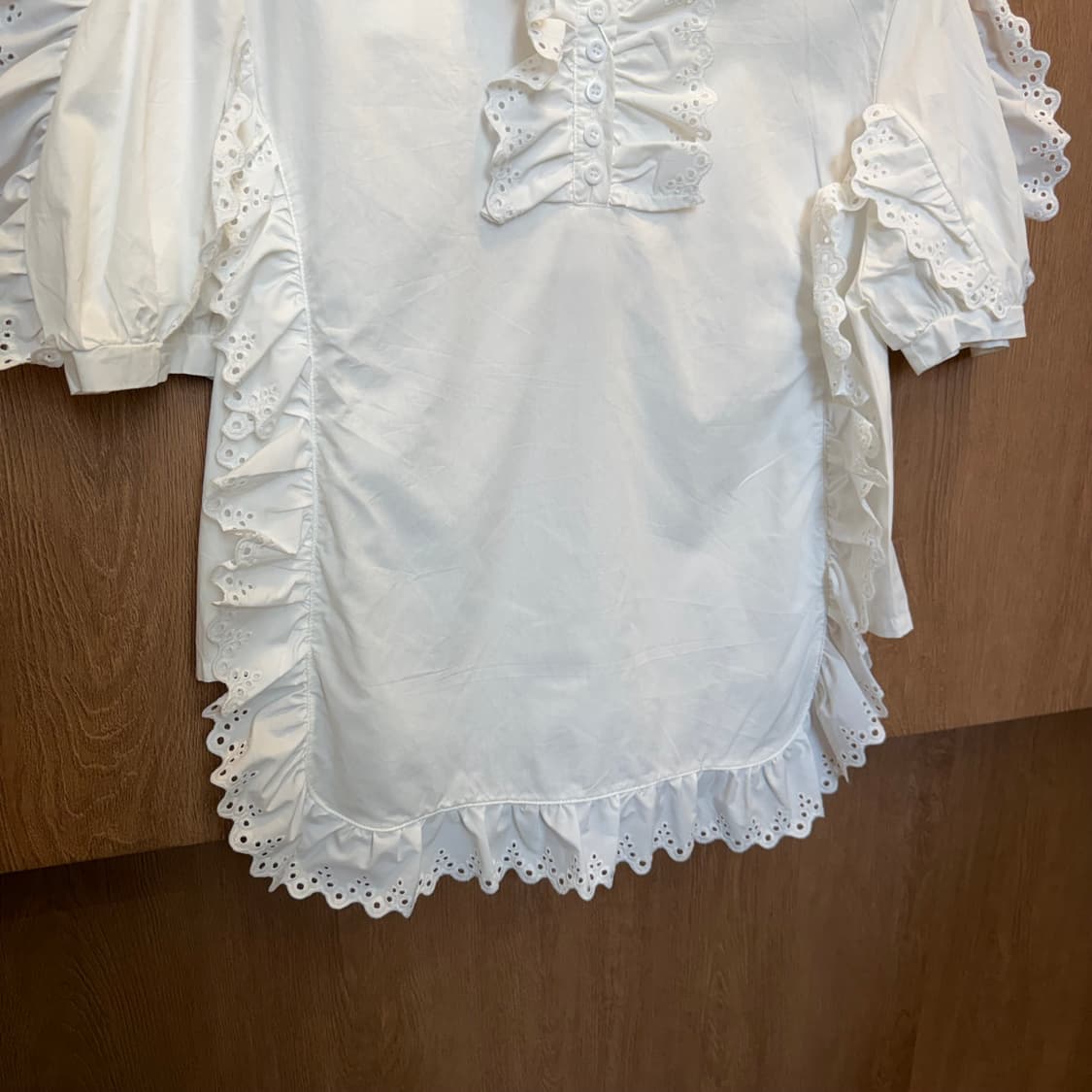 빈티지 반팔 블라우스 펀칭 레이스 프릴 퍼프 소매 디테일 화이트 상품이미지4