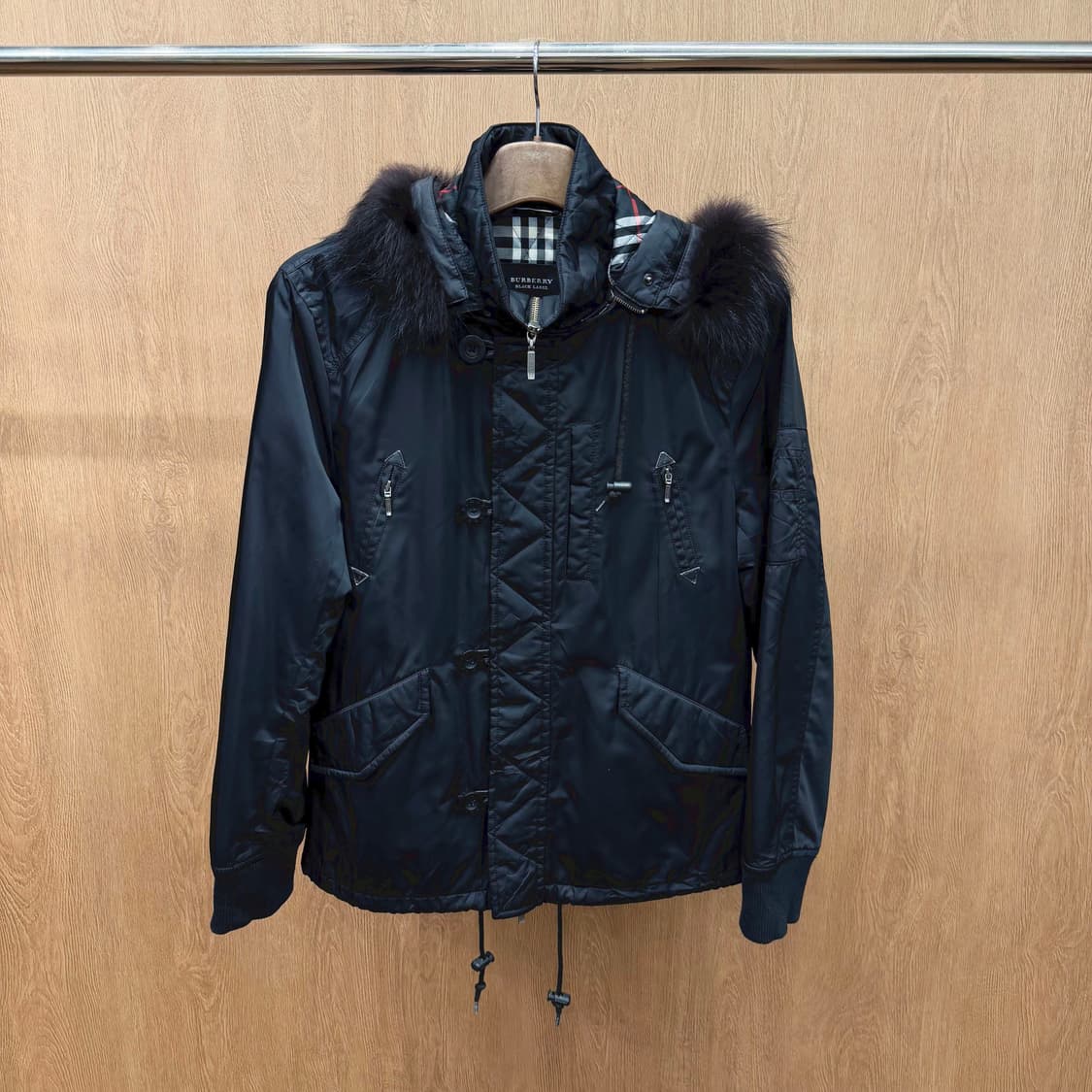 버버리 블랙라벨 패딩 자켓 퍼 후드 체크 안감 밑단 스트링 디테일 블랙 상품이미지2