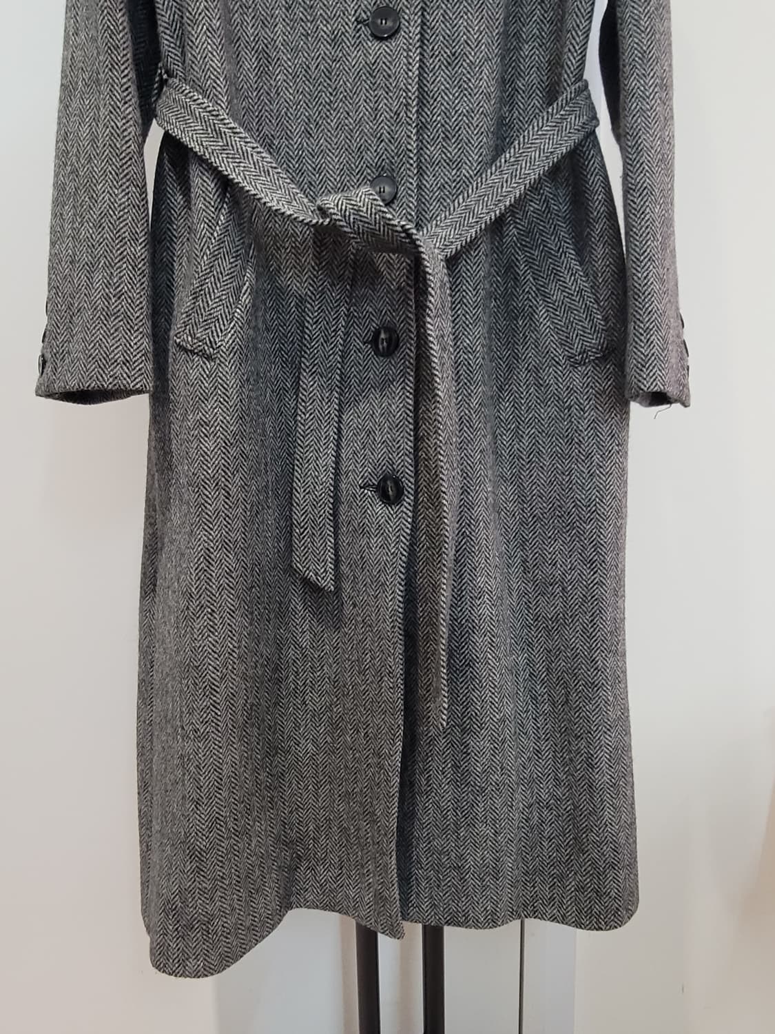 우주스튜디오 울100 카라 싱글 코트 헤링본 블랙 55~66 상품이미지4