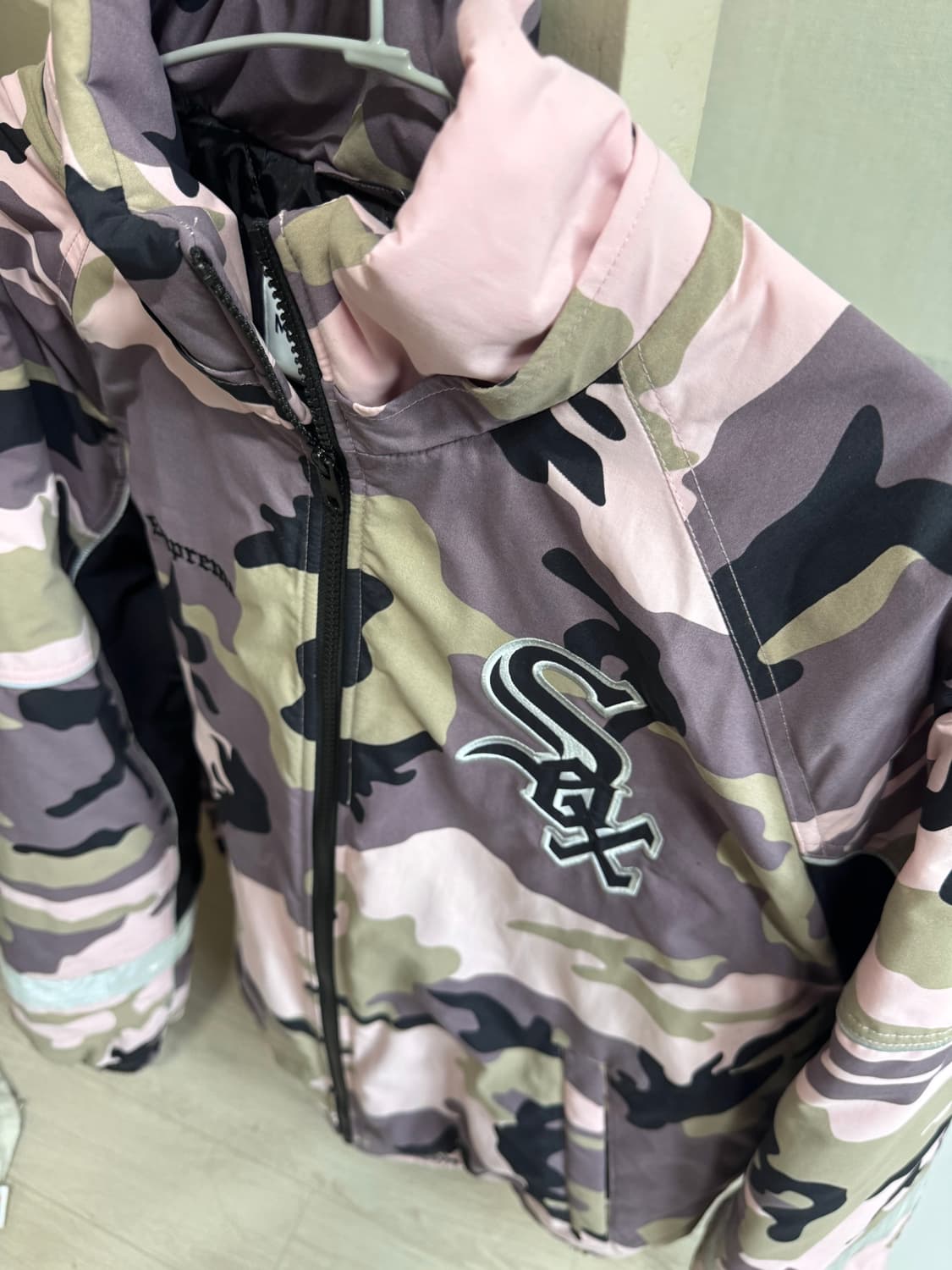 슈프림 x 시카고 화이트 삭스 스타디움 자켓 핑크 카모 상품이미지3