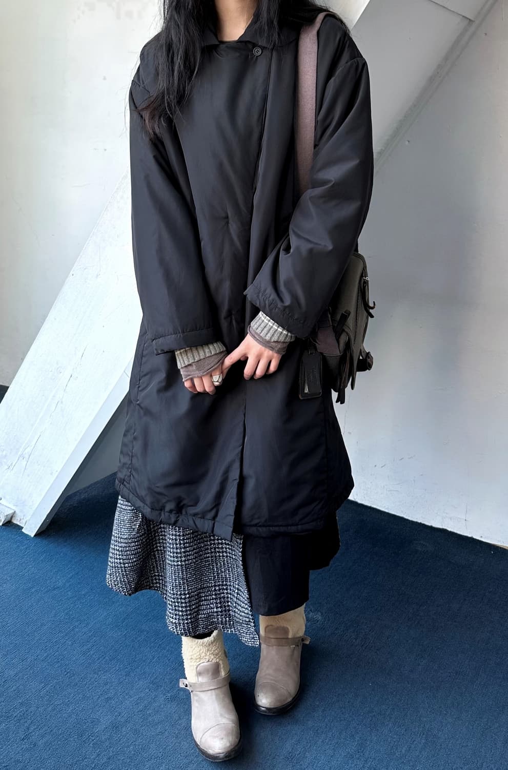 Padded wide silhouette chesterfield coat 상품이미지5