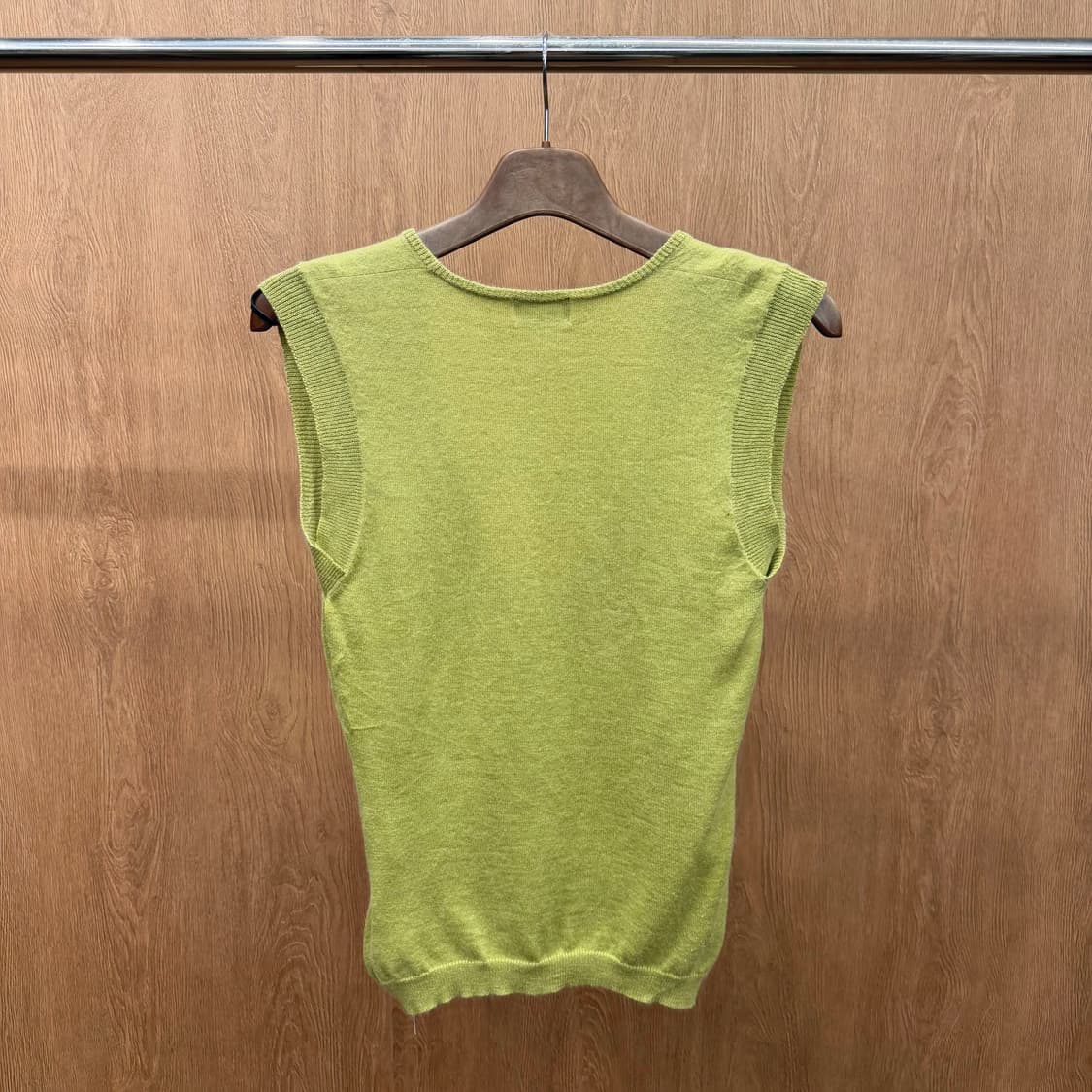 마가렛 호웰 딥 브이넥 슬리브리스 니트 립 배색 디테일 루즈핏 그린 상품이미지3