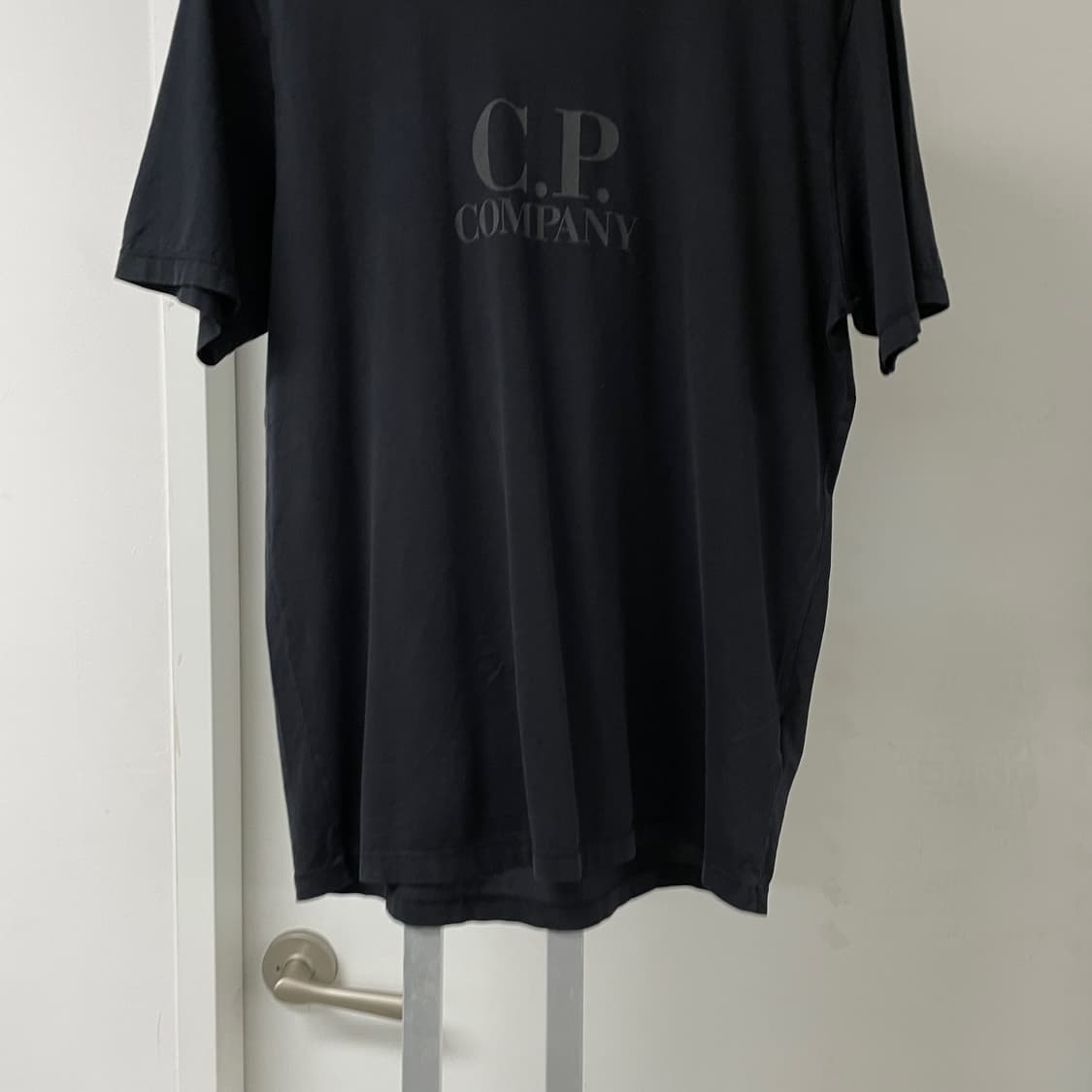 CP 컴퍼니 블랙 반팔 티셔츠 L 상품이미지3
