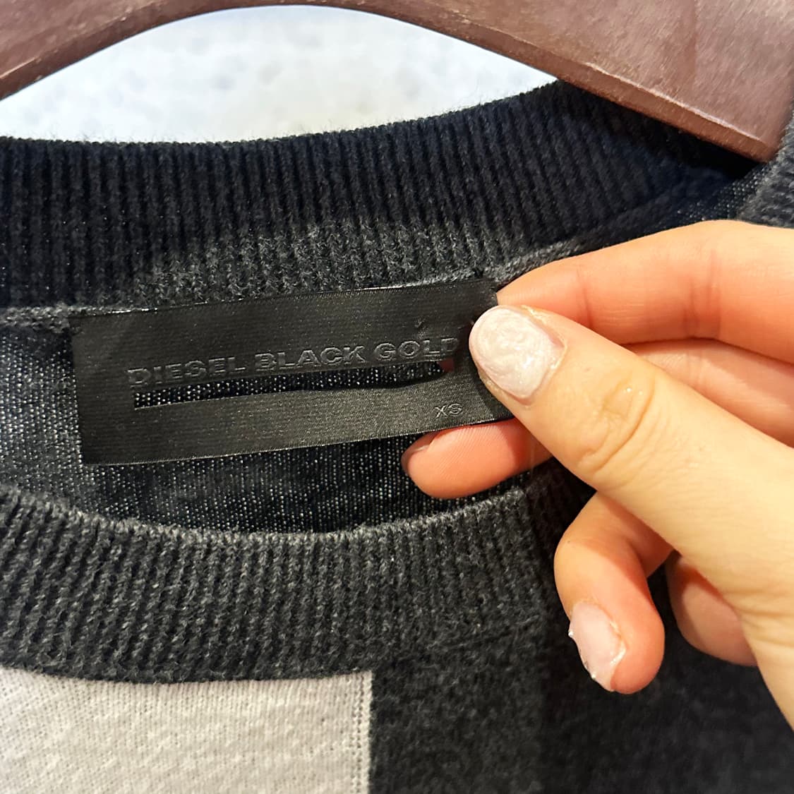 DIESEL 디젤 블랙골드 모노톤 블럭 패턴 니트 소매배색 디테일 상품이미지6