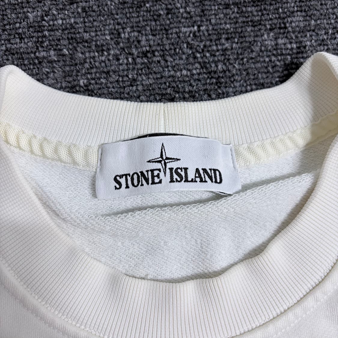 스톤아일랜드 와펜 패치 맨투맨 상품이미지6