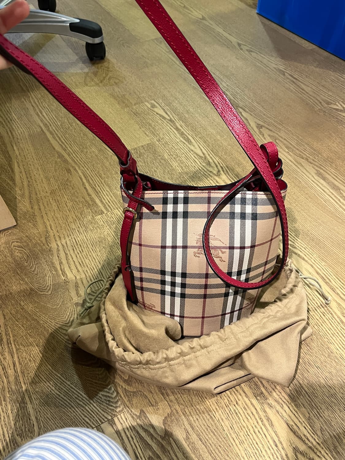 버버리 버킷뱃 크로스백 상품이미지3