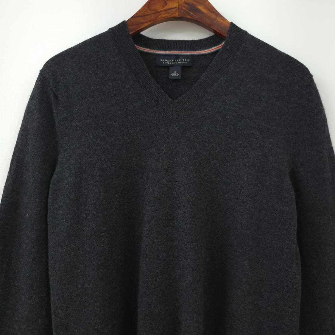 바나나리퍼블릭 메리노 울100 차콜그레이 브이넥 니트 상품이미지3