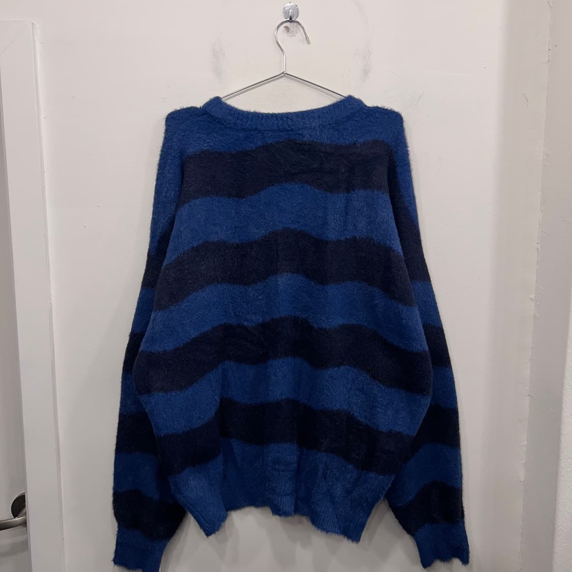 비전스트릿웨어 울부클 스트라이프 오버핏 니트 상품이미지5