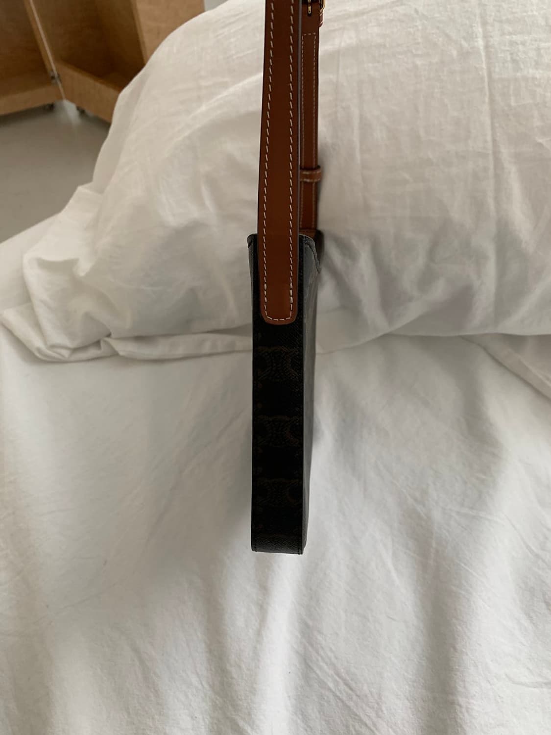 셀린느 트리오페 크로크 숄더백 상품이미지5