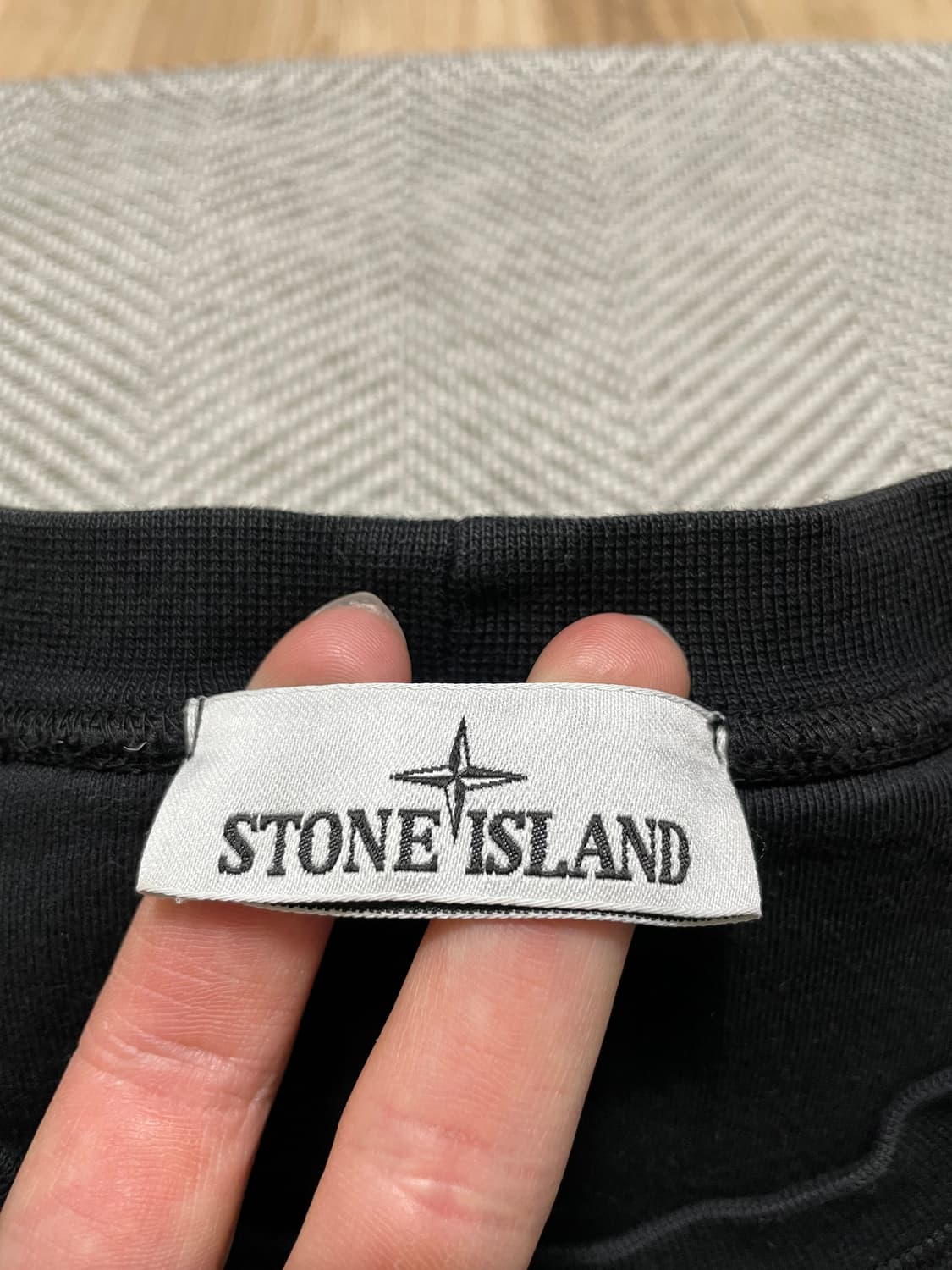 25FW스톤아일랜드 맨투맨 105-XL블랙 상품이미지4
