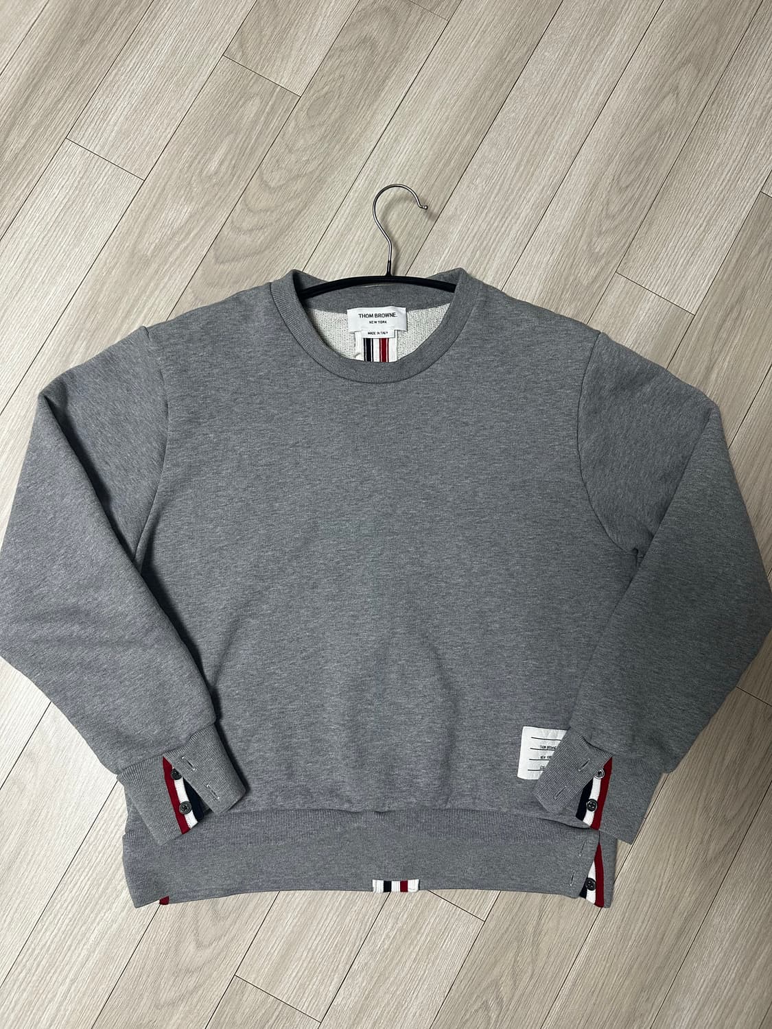 톰브라운 백삼선 RWB 스트라이프 맨투맨 상품이미지1