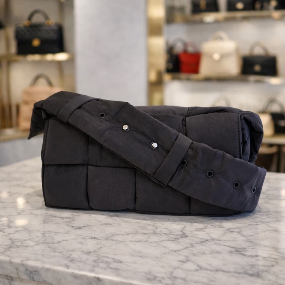 [S급] 보테가베네타 카세트 패디드 테크 나일론 블랙 판매합니다!!! 상품이미지2